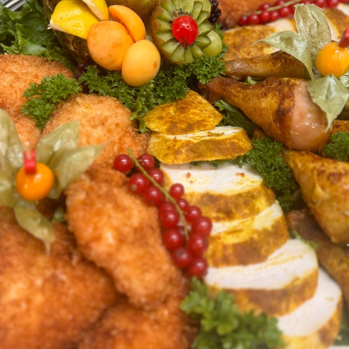 Persönlicher Partyservice Kolditz Essen – Uwe Kolditz Uwe Kolditz mit Fingerfood-Platte im Geschäft – persönlicher Partyservice in Essen