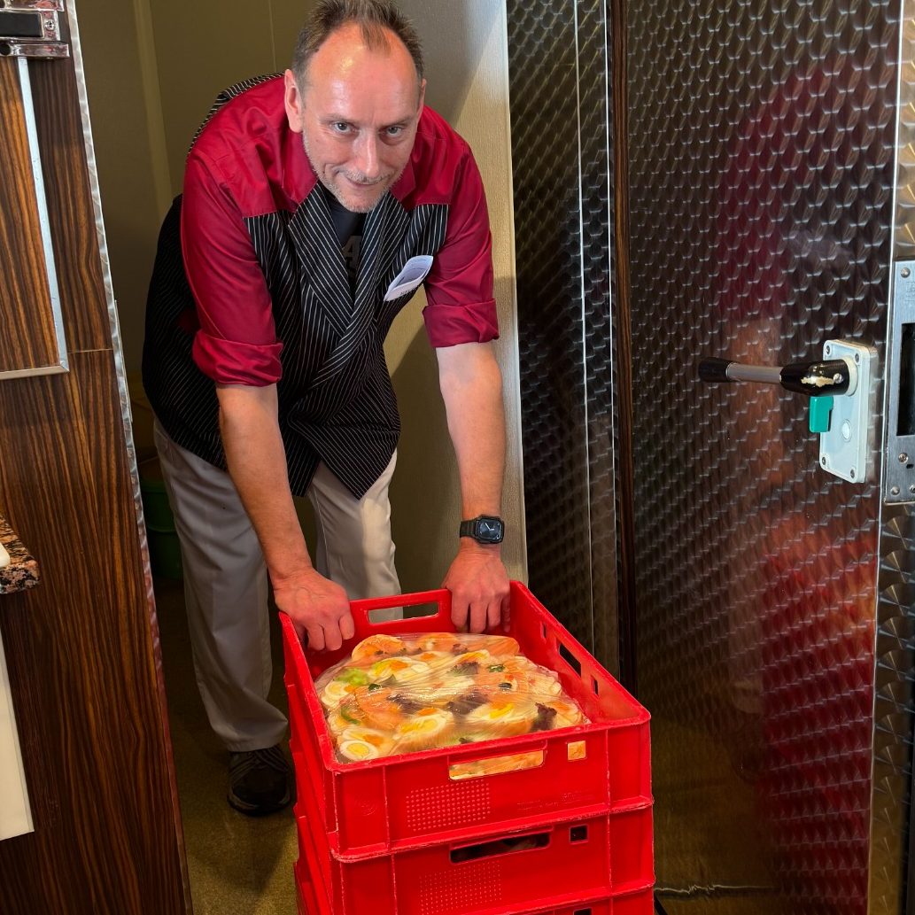 Persönlicher Partyservice Kolditz Essen – Uwe Kolditz Uwe Kolditz mit Fingerfood-Platte im Geschäft – persönlicher Partyservice in Essen