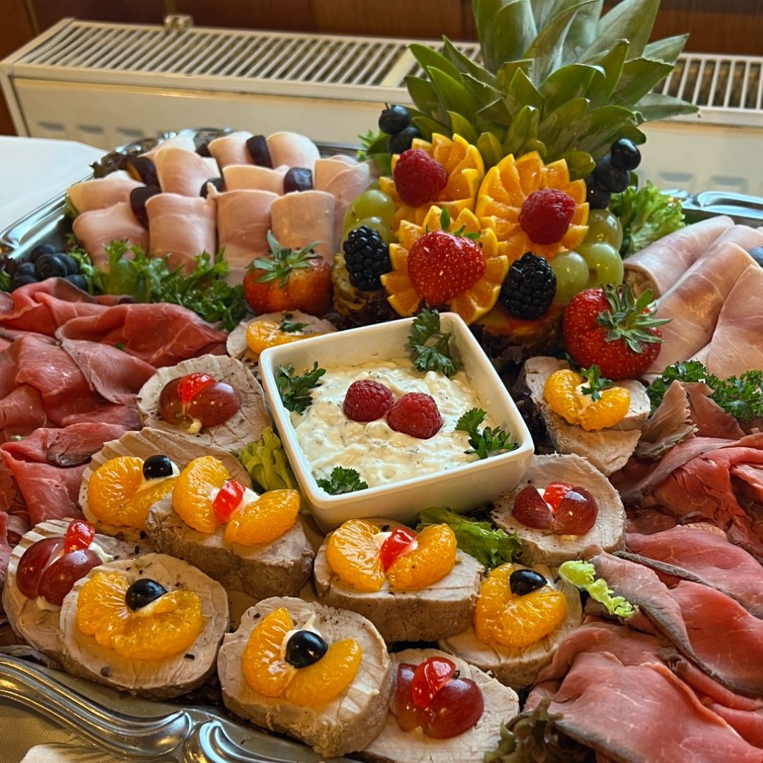 Knuspriges Spanferkel mit Trauben und Orangen – Tradition seit 1934 beim Partyservice Kolditz