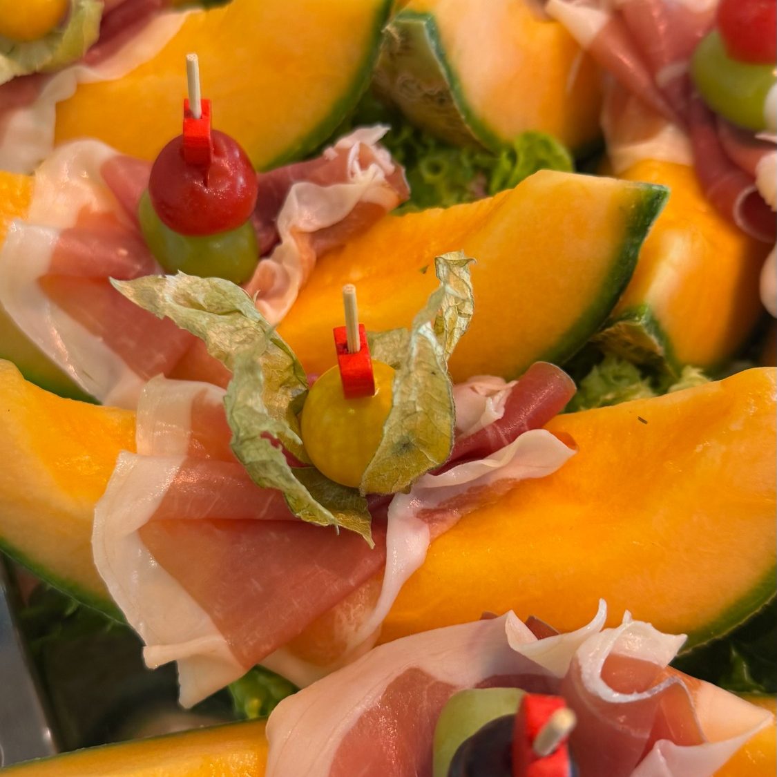 Persönlicher Partyservice Kolditz Essen – Uwe Kolditz Uwe Kolditz mit Fingerfood-Platte im Geschäft – persönlicher Partyservice in Essen